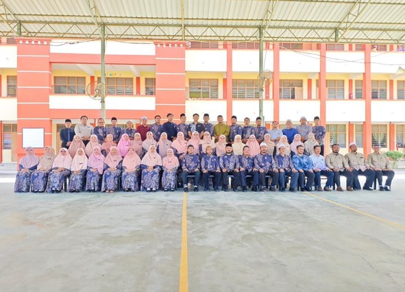 Warga Guru dan Kakitangan MMT